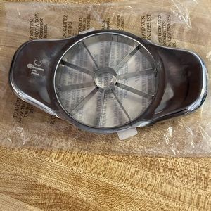Pampered Chef Apple Slicer Wedger Corer. Used once. Excellent condition